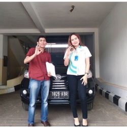 Foto Penyerahan Unit 1 Sales Marketing Mobil Dealer Daihatsu Ranti