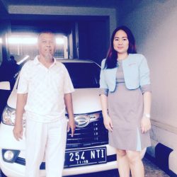 Foto Penyerahan Unit 2 Sales Marketing Mobil Dealer Daihatsu Ranti